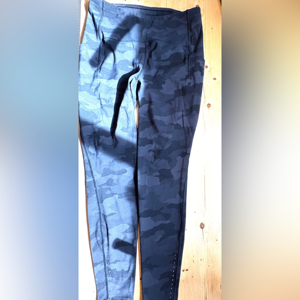 Lululemon Fast and Free Tight 28" Pockets Black Camo size 8 Women EUC - Picture 3 of 6